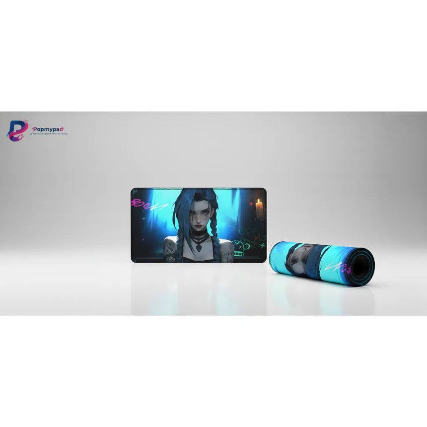 Tapis de souris Jinx "BOOM" - Design Néon Haute Définition pour Setup Gaming, avec un visuel captivant de Jinx.