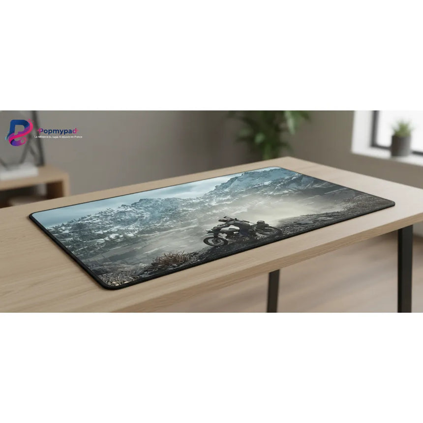 Tapis de Souris Days Gone Edition Précision & Survie en Haute Montagne sur un bureau en bois, image de moto dans la montagne.