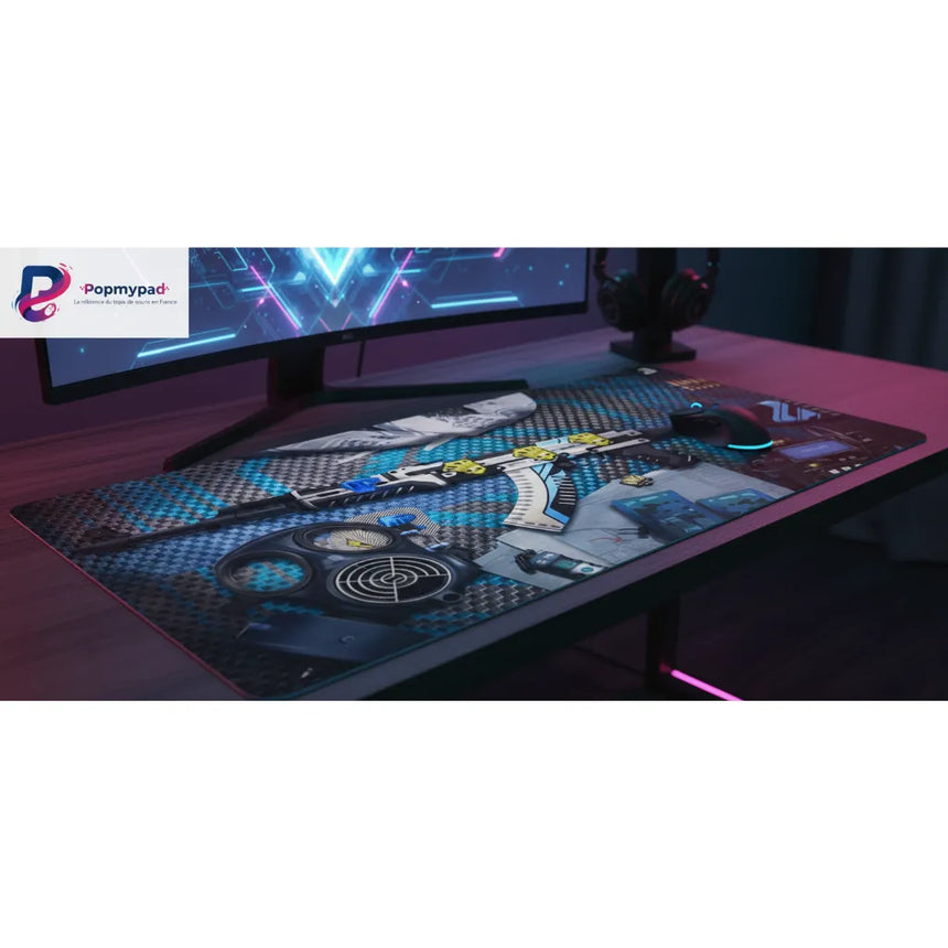Tapis de Souris Gamer Counter Strike - AK-47 Tactical Elite Blue sur un bureau moderne avec écran et accessoires de gaming