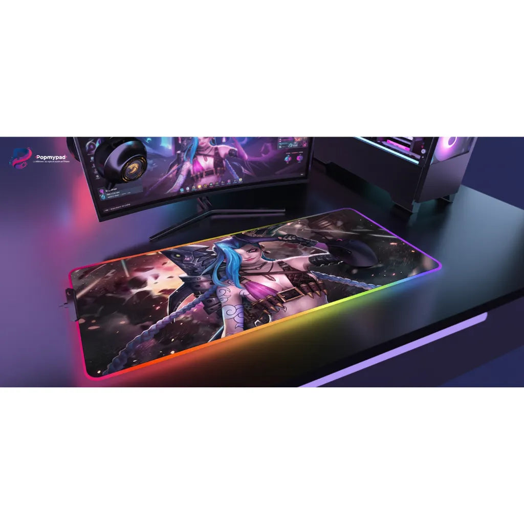 Tapis de Souris Gamer Jinx - League of Legends Édition Collector Art sur un bureau avec un ordinateur gaming.
