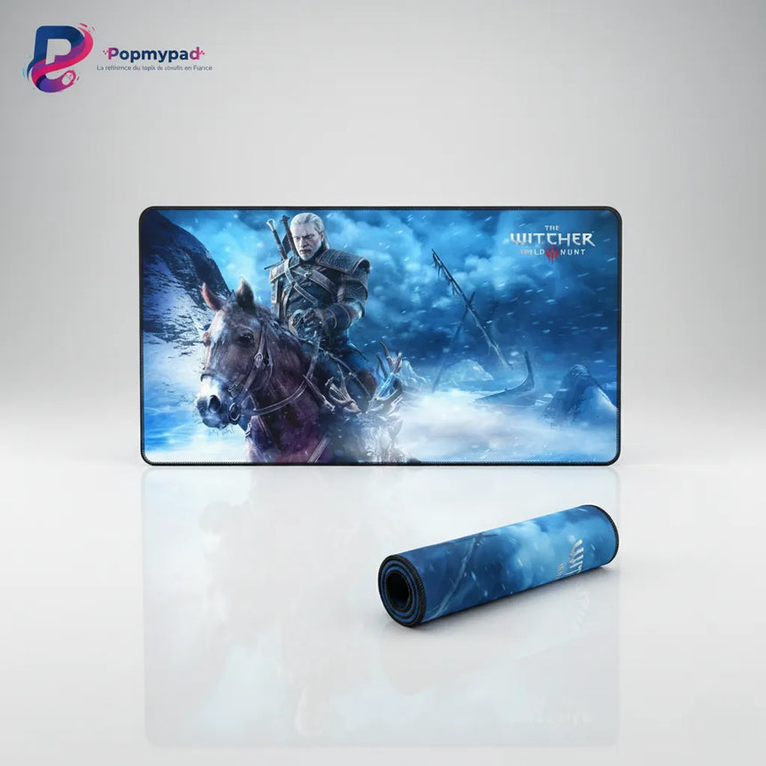 Tapis de Souris Gamer The Witcher - Édition Geralt & Ablette XXL avec Geralt sur cheval dans une scène hivernale.