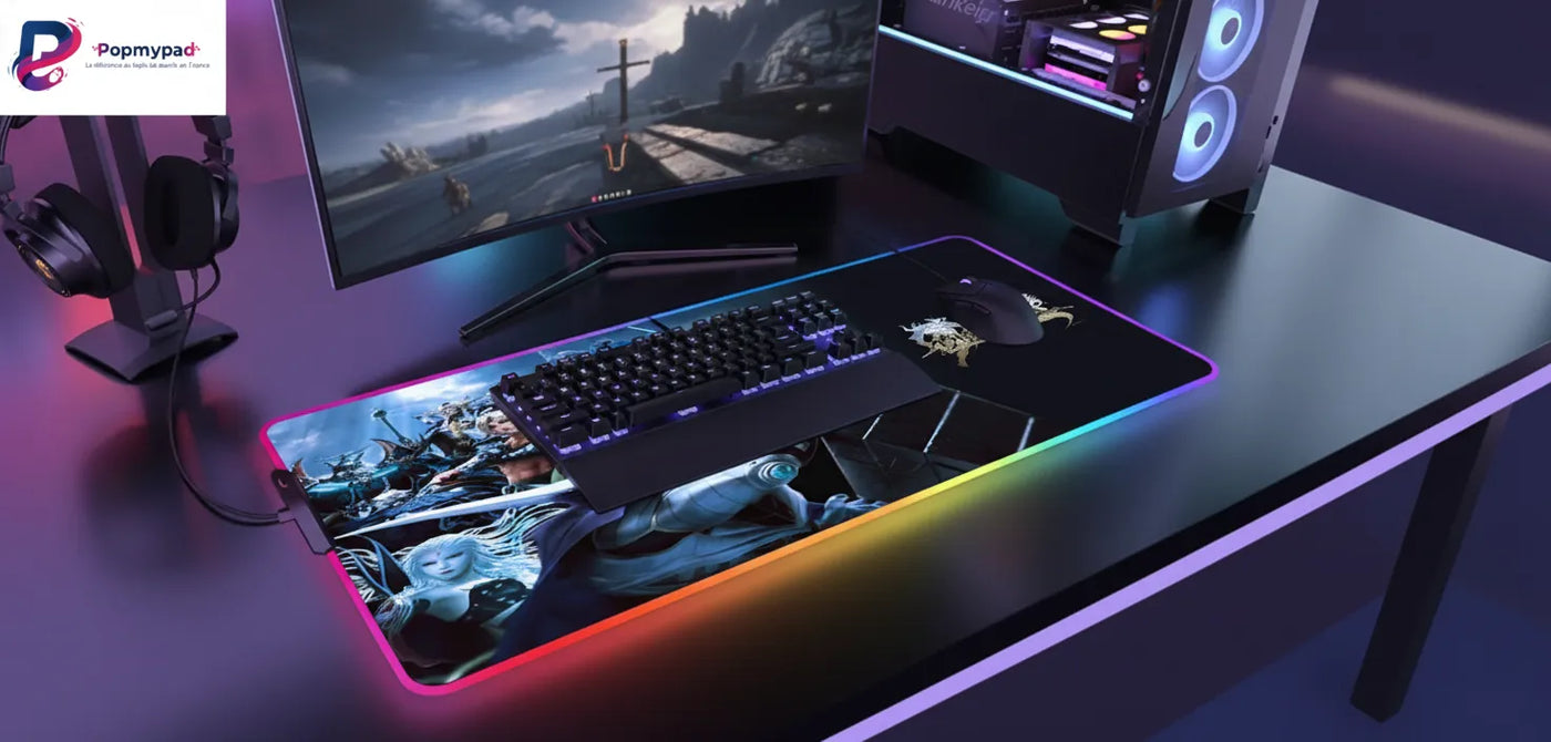 Tapis de Souris Gaming Final Fantasy - Édition Collector Dissidia Legend sur un bureau de gaming avec un écran, clavier et accessoires.