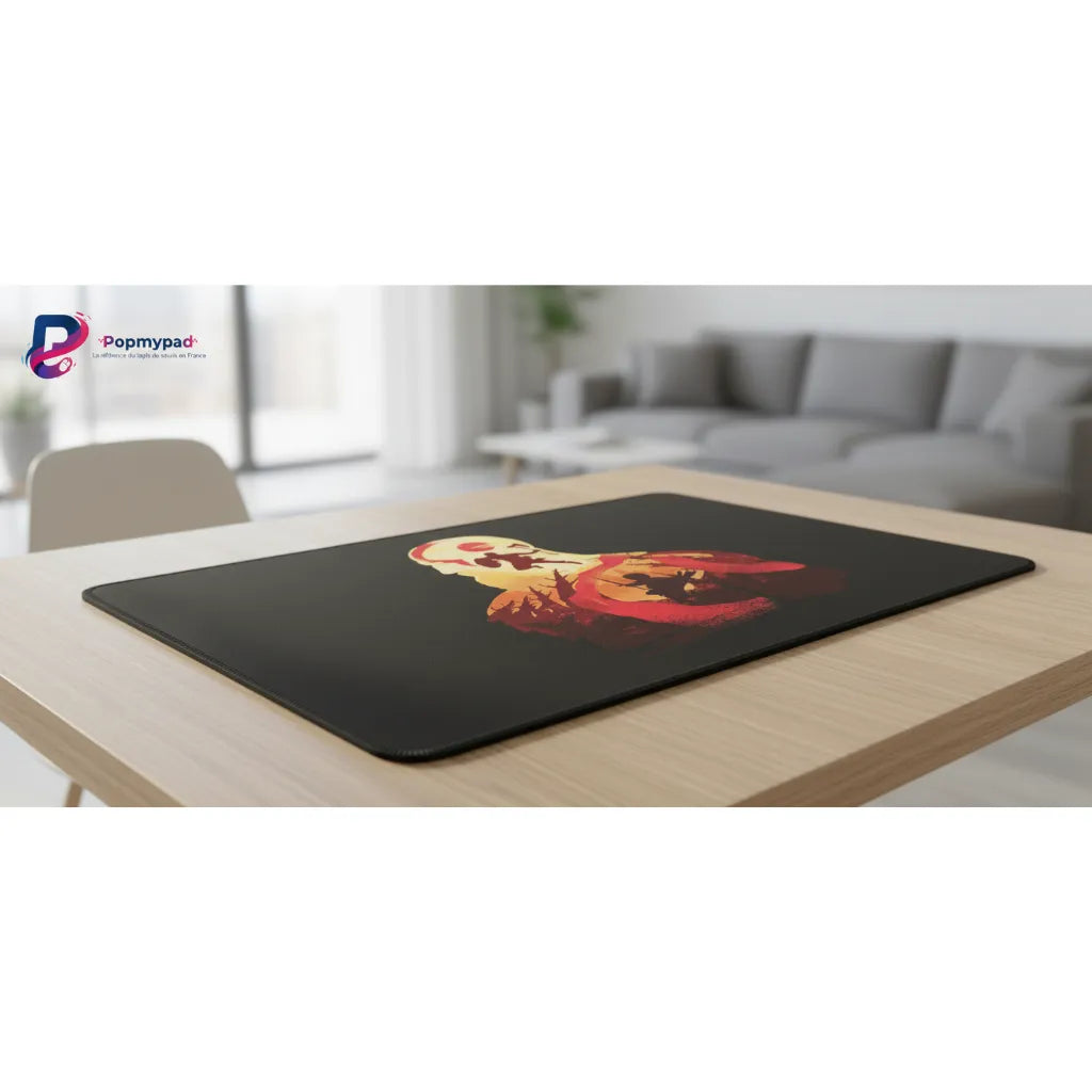 Tapis de Souris Gaming God of War - Design Kratos & Atreus - Précision & Glisse Ultime sur une table en bois.