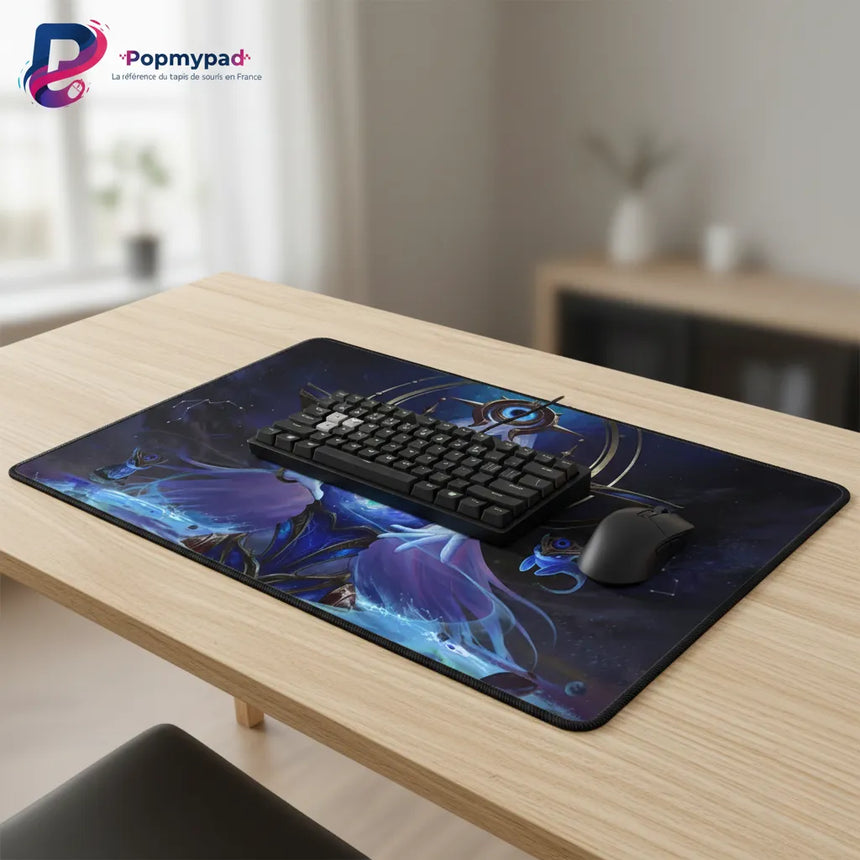 Tapis de Souris Gaming League of Legends - Lux Cosmos Edition avec clavier et souris sur une table en bois.