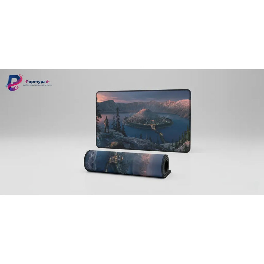 Tapis de Souris Gaming Pro - Édition Survival Horizon Post-Apocalyptique XXL avec illustration de camp retranché.