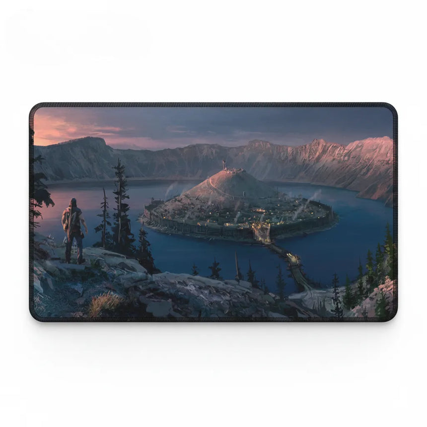 Tapis de Souris Gaming Pro - Édition Survival Horizon Post-Apocalyptique XXL avec paysage d'un survivant surplombant un camp retranché.