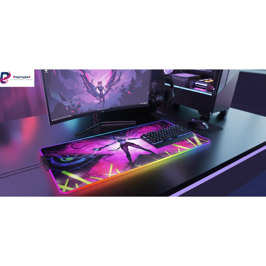 Tapis de Souris Gaming RGB League of Legends - Jinx Chaos Edition sur un bureau moderne avec clavier et écran.