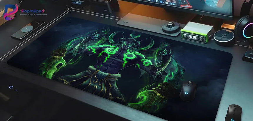 Tapis de Souris Gaming World of Warcraft - Édition Illidan Stormrage : Précision & Puissance Fel sur bureau de gaming.