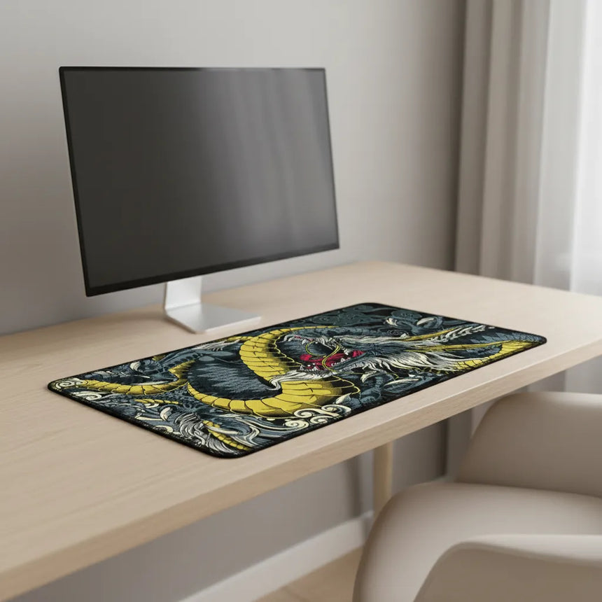 Tapis de Souris XXL Dragon Japonais - Édition Ryu Gold & Black sur un bureau moderne avec un ordinateur.