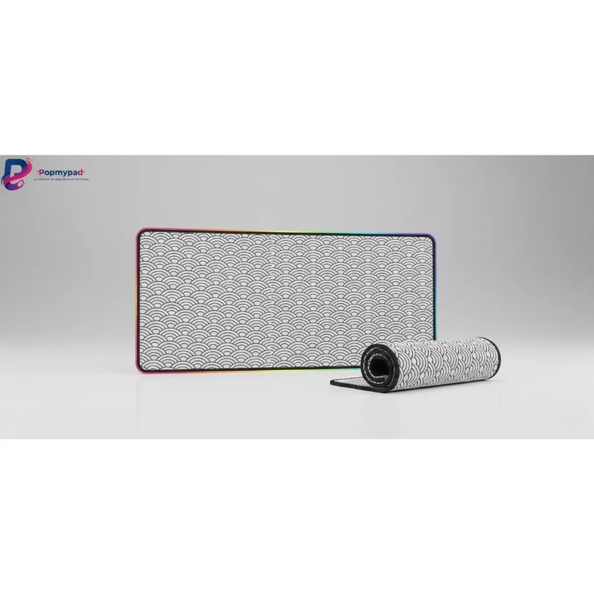 Tapis de Souris XXL Seigaiha - Design Japonais Zen & Bordure RGB Lumineuse, avec motif vagues en noir et blanc.