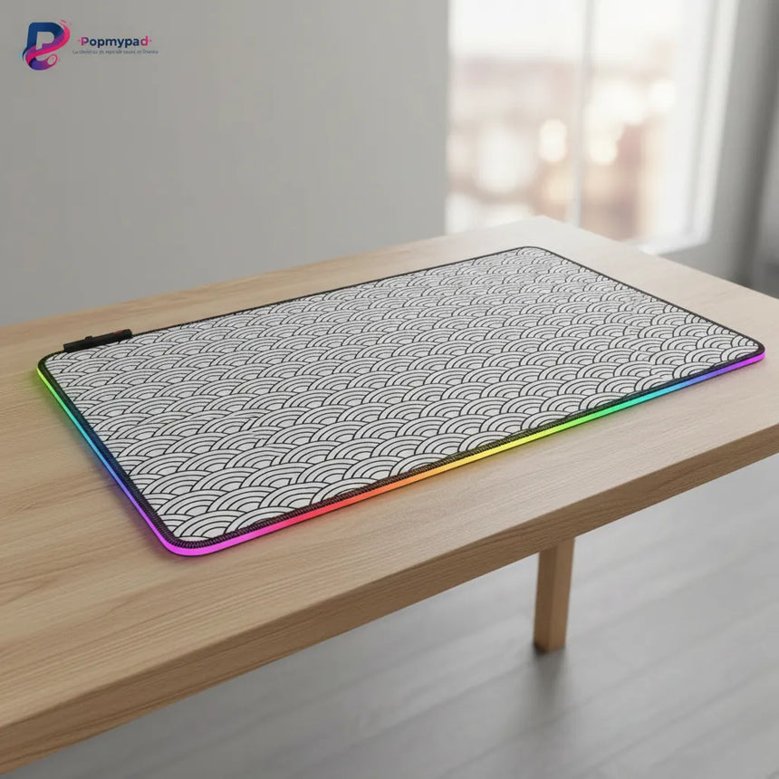 Tapis de Souris XXL Seigaiha - Design Japonais Zen & Bordure RGB Lumineuse sur un bureau en bois.