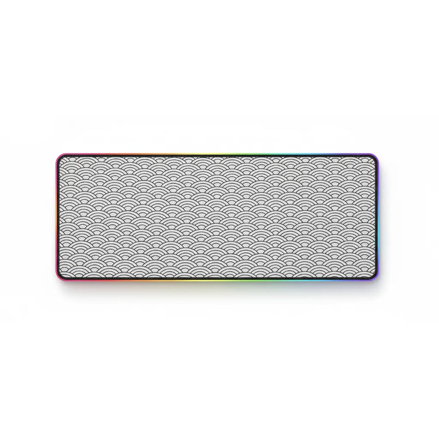 Tapis de Souris XXL Seigaiha - Design Japonais Zen & Bordure RGB Lumineuse avec motif Seigaiha noir et blanc.