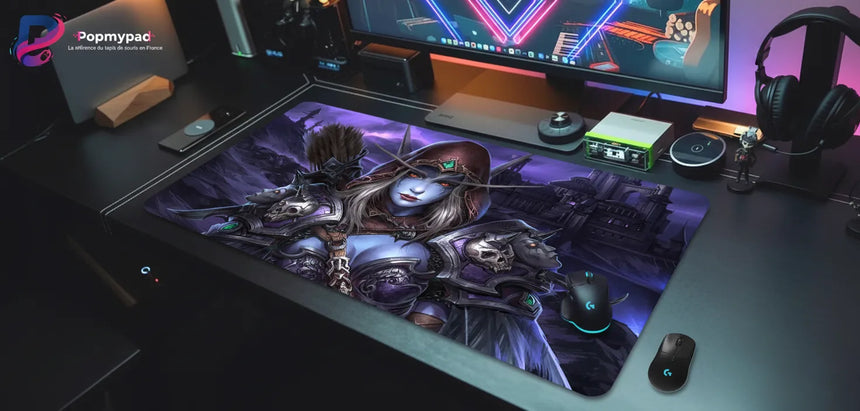 Tapis de Souris XXL World of Warcraft - Sylvanas Edition (Gaming & Précision) sur un bureau de jeu.