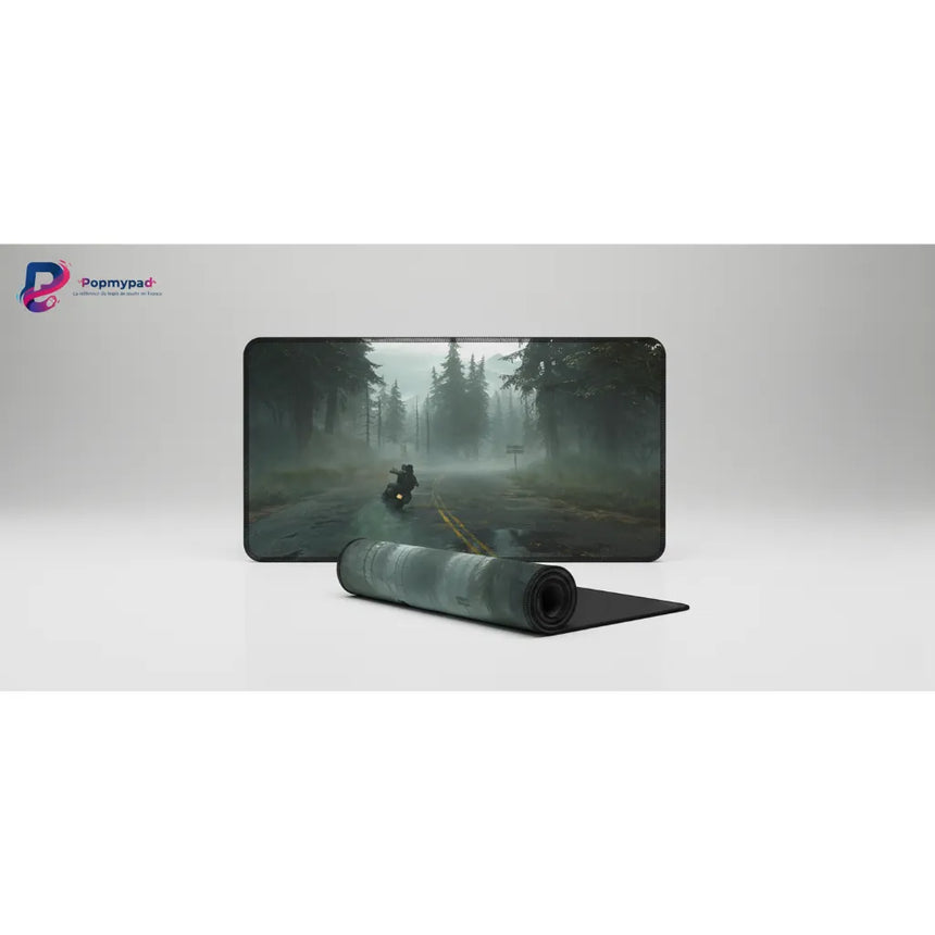 Tapis de souris Days Gone - Edition Collector "Survival Road" - XXL & Haute Précision avec design de forêt brumeuse.