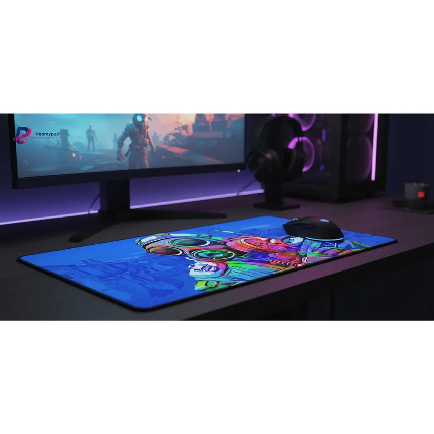 Tapis de souris Gamer CS:GO - Design Neon Operator SAS - Haute Précision sur un bureau de gaming.