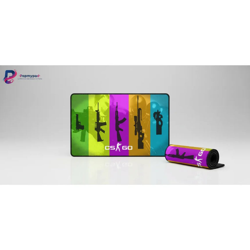 Tapis de souris Gaming CSGO - Tactical Spectrum Edition avec silhouettes d'armes sur fond coloré.