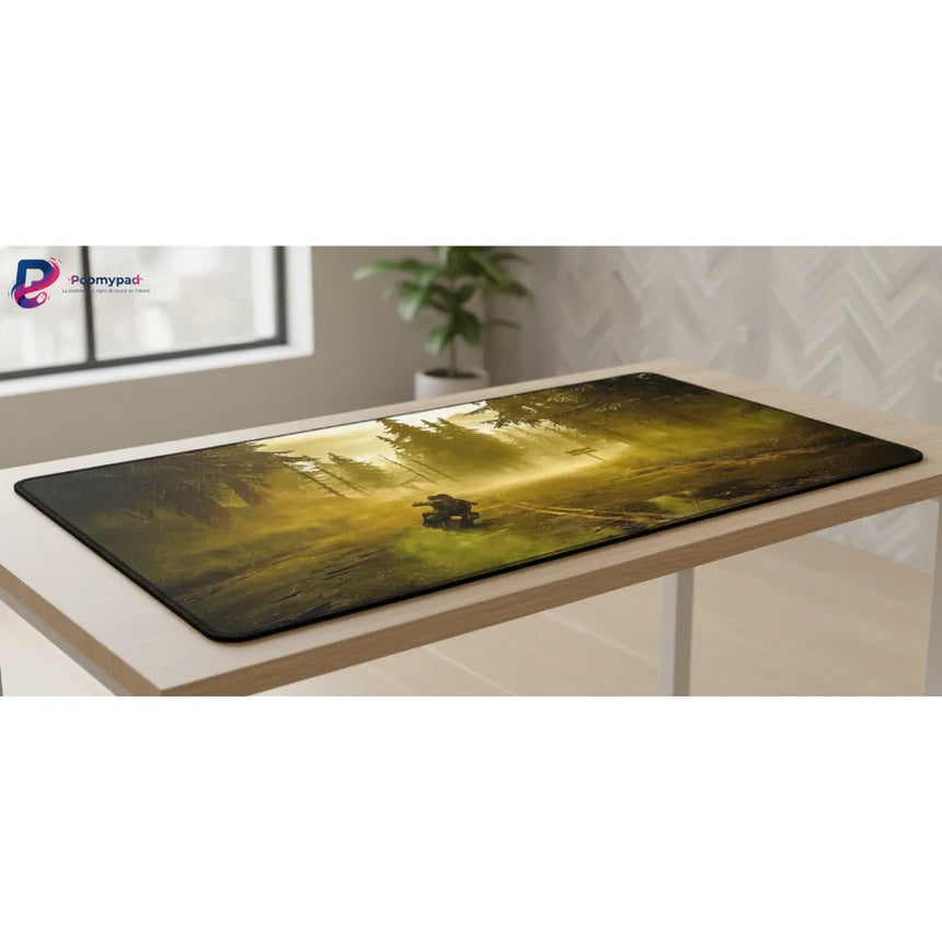 Tapis de souris Gaming Days Gone - Édition Road Survival (XXL & Précision) sur un bureau avec forêt brumeuse en arrière-plan.