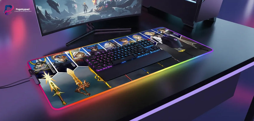 Tapis de souris Gaming Final Fantasy - Édition Collector Héros & Armes Légendaires sur un bureau avec un clavier.