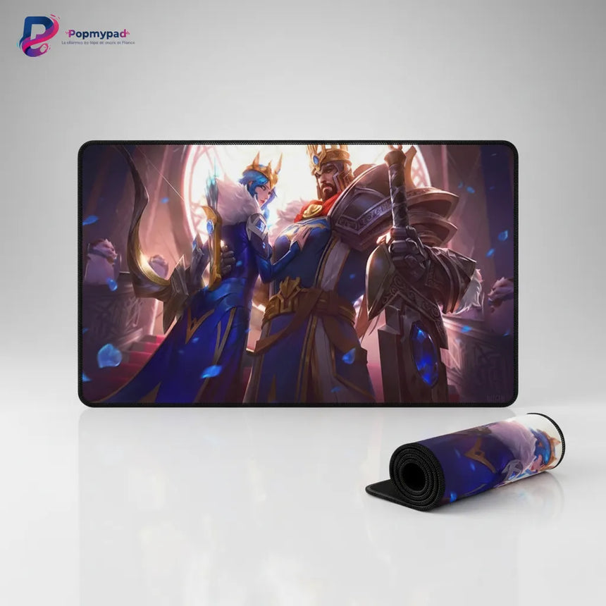 Tapis de souris Gaming Garen - League of Legends - Demacia Tactical Edition avec design de Garen au bureau.