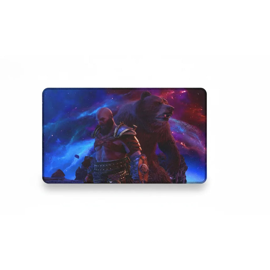 Tapis de souris Gaming God of War - Édition Kratos & Ours Galactique avec illustration de Kratos et un ours dans l'espace.