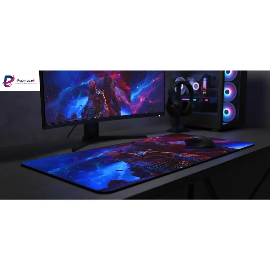Tapis de souris Gaming God of War - Édition Kratos & Ours Galactique sur un bureau moderne avec écran et accessoires.