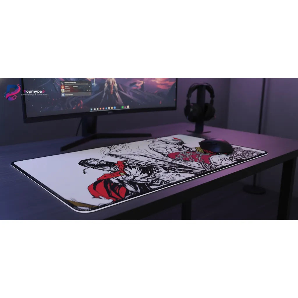 Tapis de souris Gaming God of War - Édition Kratos à Midgard sur un bureau de gaming avec un écran et un casque.