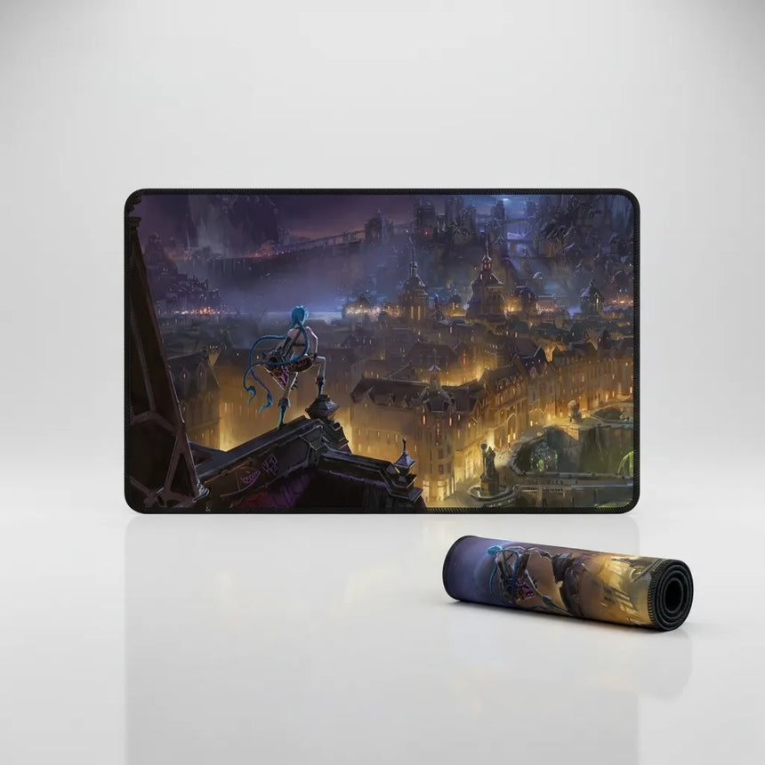 Tapis de souris Gaming League of Legends - Édition Jinx & Zaun avec un panorama de Zaun et Jinx en arrière-plan.