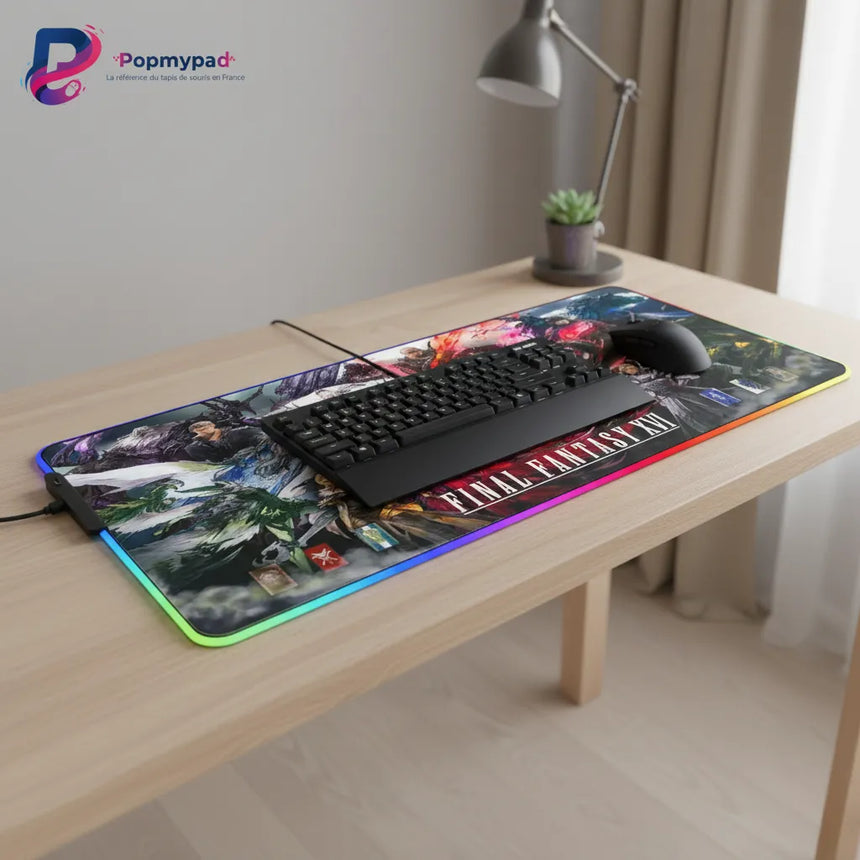 Tapis de souris Gaming RGB - Final Fantasy XVI Edition : L'Héritage des Cristaux avec un clavier et une souris sur bureau.