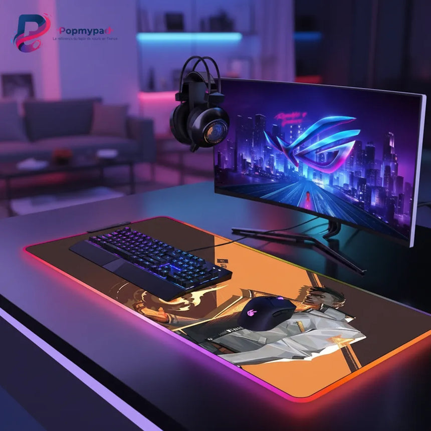 Tapis de souris Gaming Valorant Phoenix RGB - Précision Esport & Glisse Ultime sur un bureau avec écran, clavier et casque.