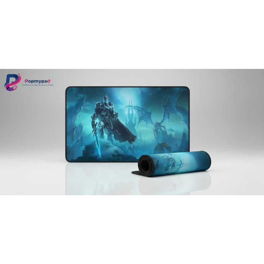 Tapis de souris Gaming World of Warcraft - Édition Le Roi Liche (Arthas) avec design épique d'Arthas et Frostmourne.