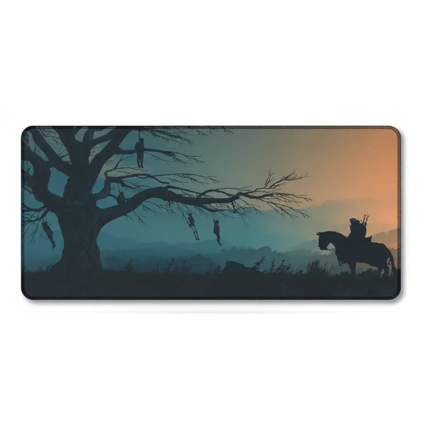Tapis de souris Gaming XL - The Witcher : L'Arbre du Pendu avec une silhouette de cavalier.