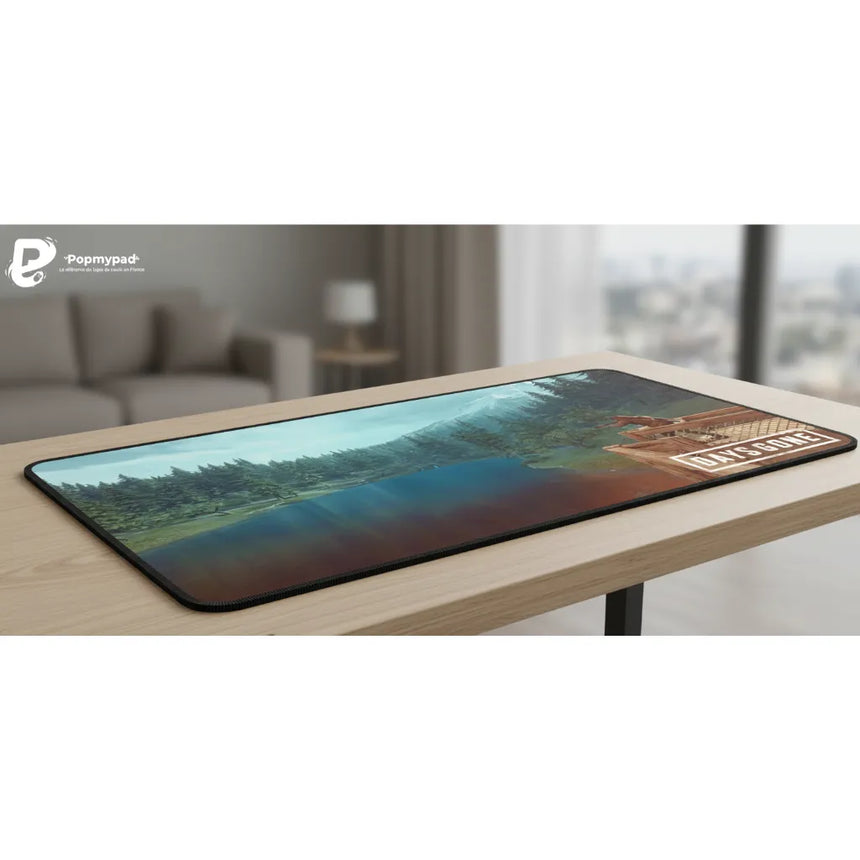 Tapis de souris Gaming XXL - Days Gone : Édition Midnight Sentinel sur un bureau avec vue panoramique.