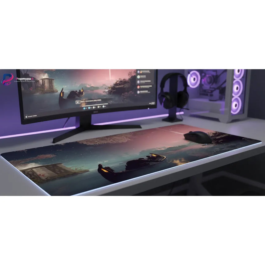 Tapis de souris Gaming XXL - God of War L'Éveil de Midgard sur un bureau de gaming avec écran et accessoires.