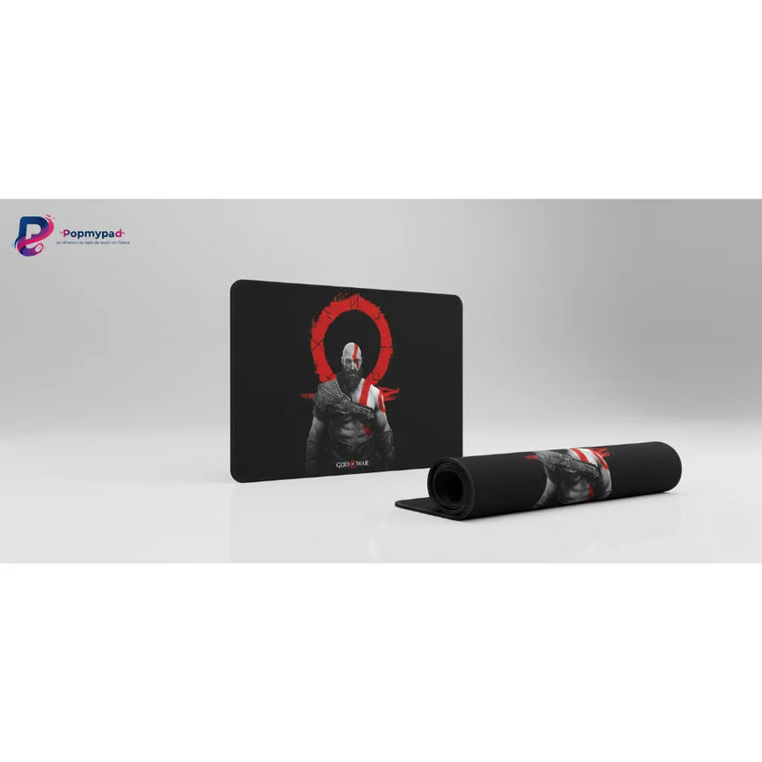 Tapis de souris God of War - Édition Kratos & Oméga Glisse Ultime avec Kratos sous l'emblème Oméga rouge.