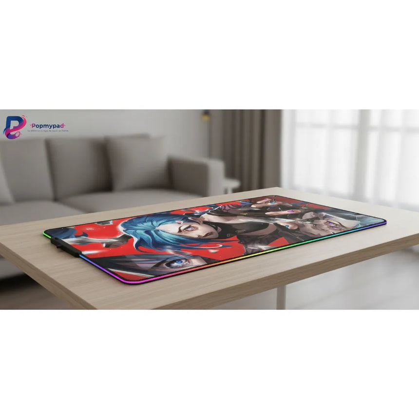 Tapis de souris Jinx Arcane - Édition Limitée "Chaos Chromatique" – Précision Esport sur une table en bois