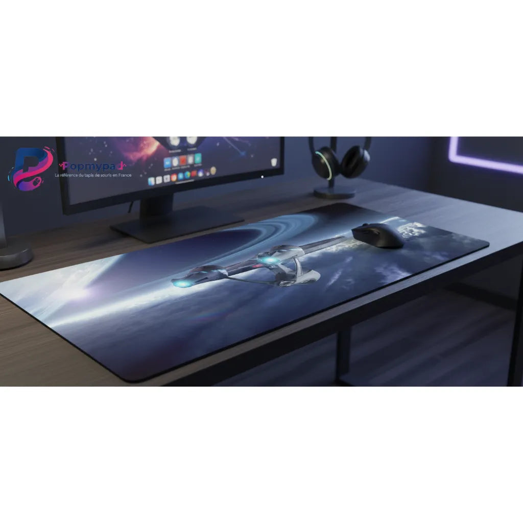Tapis de souris Star Trek : L’Odyssée de l’USS Enterprise sur un bureau avec un écran et des écouteurs.