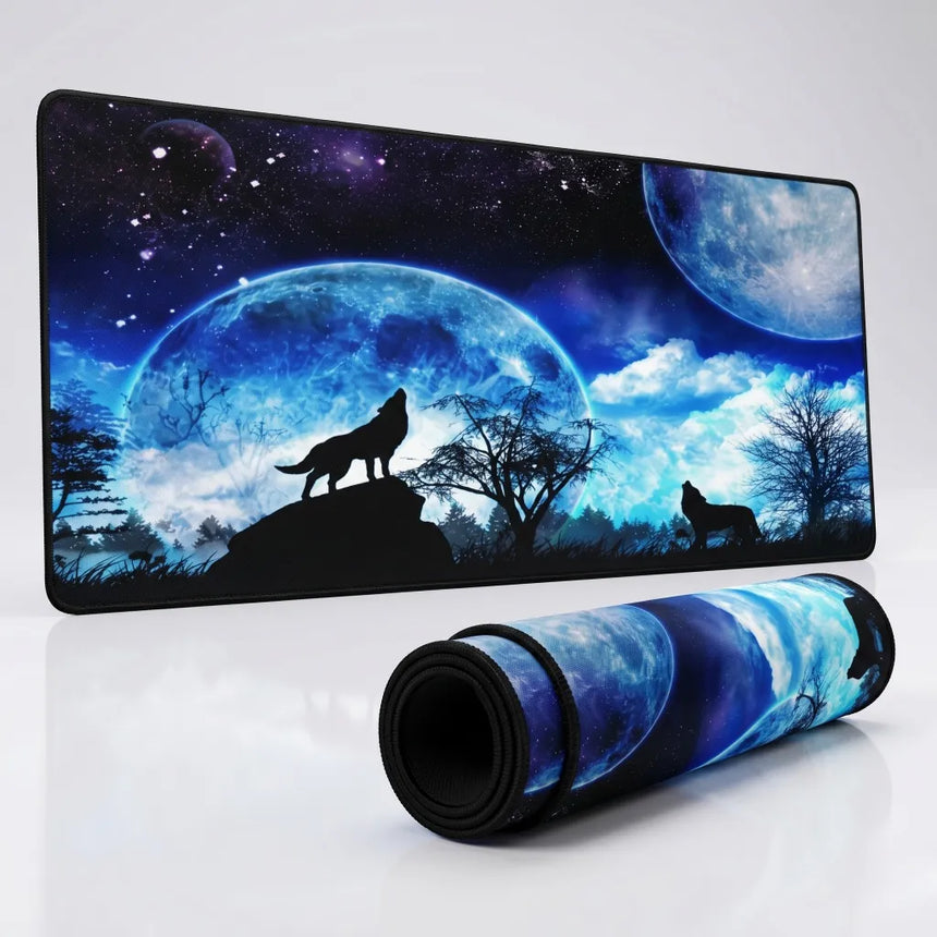 PopMyPad Tapis de Souris Gamer Deskmat XXL - Loups Hurlant à la Lune Bleue & Galaxie