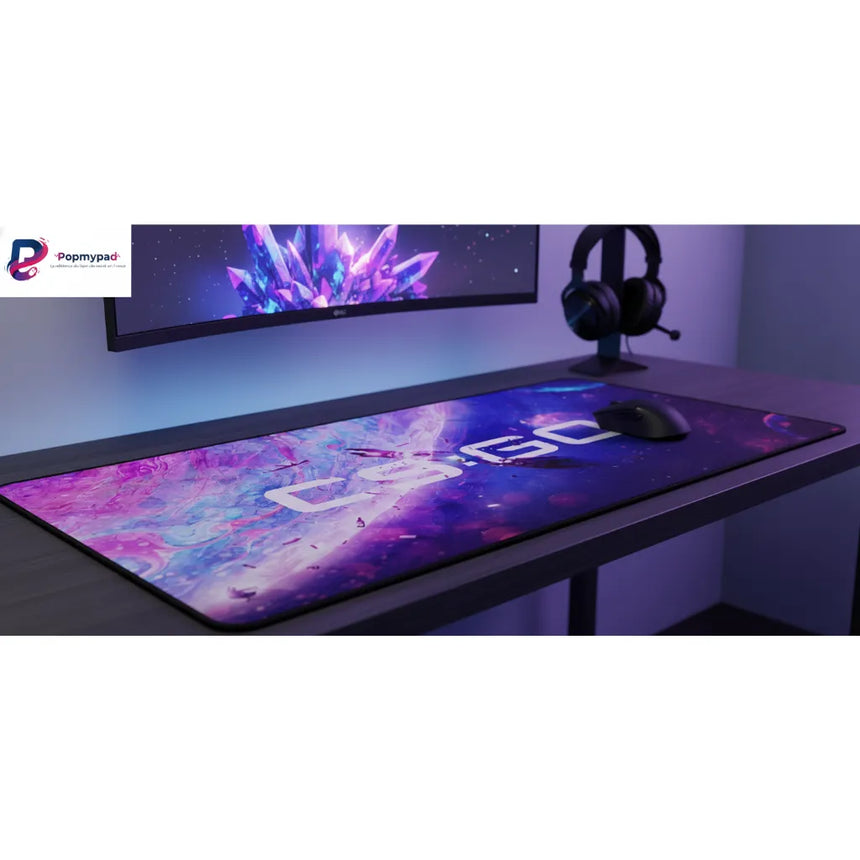 Tapis de Souris CS:GO Édition Galaxie - Glisse Ultime & Précision E-sport avec design galactique sur un bureau moderne.