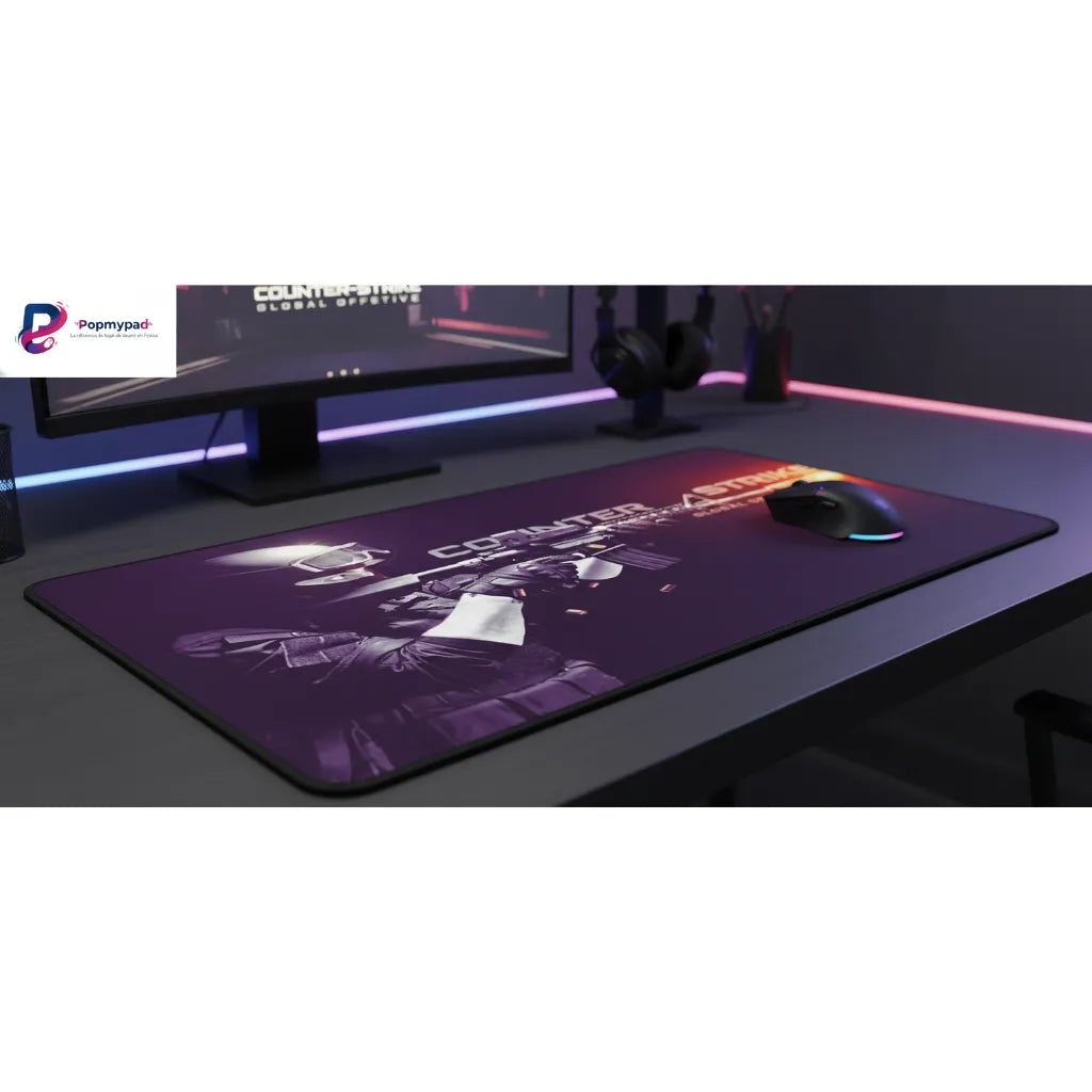 Tapis de Souris CS:GO Tactical Purple - Glisse Ultime & Précision Esport sur un bureau moderne avec éclairage.