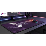 Tapis de Souris CS:GO Tactical Purple - Glisse Ultime & Précision Esport sur un bureau moderne avec éclairage.