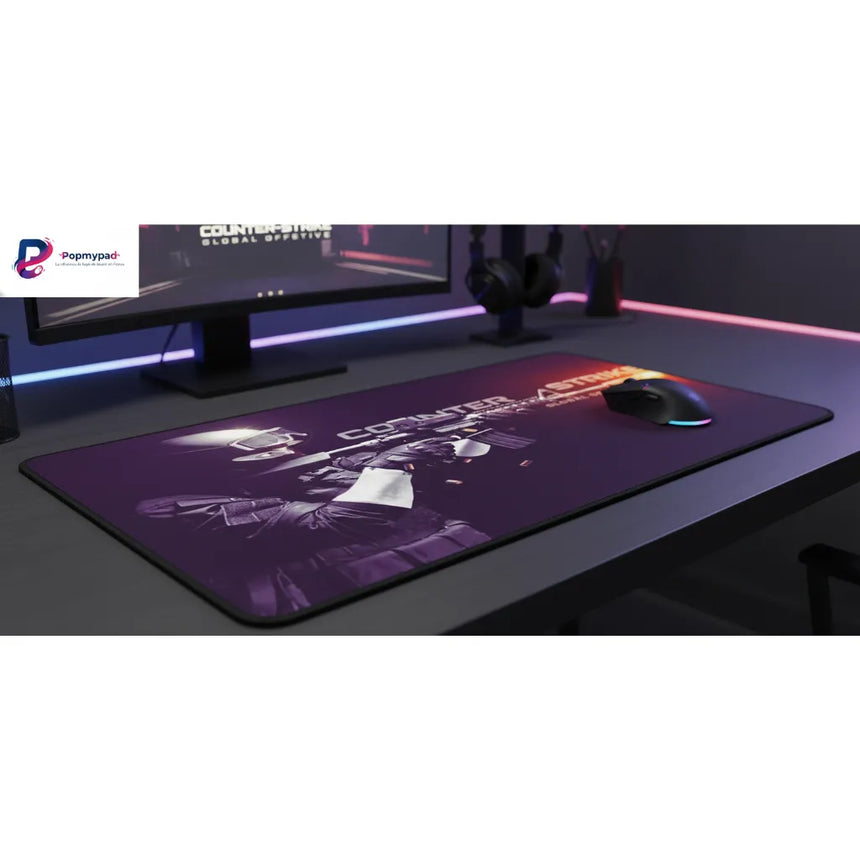 Tapis de Souris CS:GO Tactical Purple - Glisse Ultime & Précision Esport sur un bureau moderne avec éclairage.
