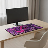 Tapis de Souris Gamer Dragon Japonais - Violet & Noir - Édition XXL sur un bureau moderne avec écran.