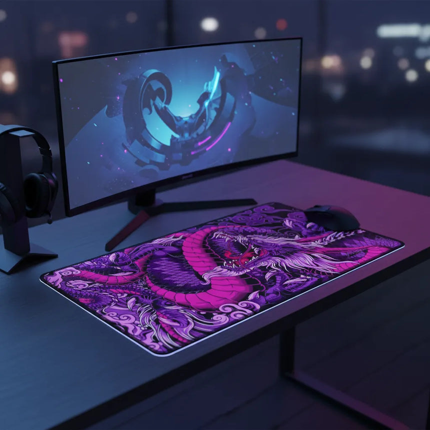 Tapis de Souris Gamer Dragon Japonais - Violet & Noir - Édition XXL sur un bureau avec un écran et un casque.