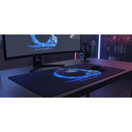 Tapis de Souris Gamer God of War : Ragnarok - Édition Thor Mjölnir sur un bureau gaming moderne.