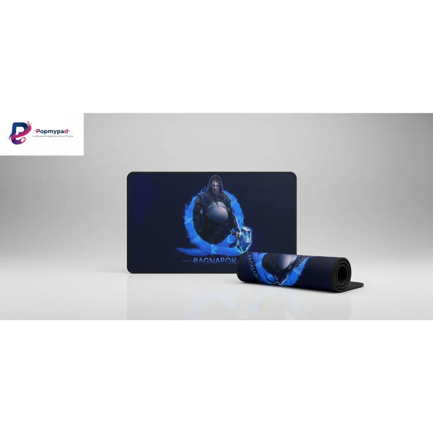 Tapis de Souris Gamer God of War : Ragnarok - Édition Thor Mjölnir avec design de Thor sur fond bleu électrique.