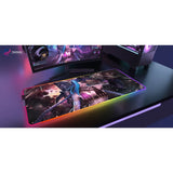 Tapis de Souris Gamer Jinx - League of Legends  Édition Collector Art sur un bureau avec un ordinateur gaming.