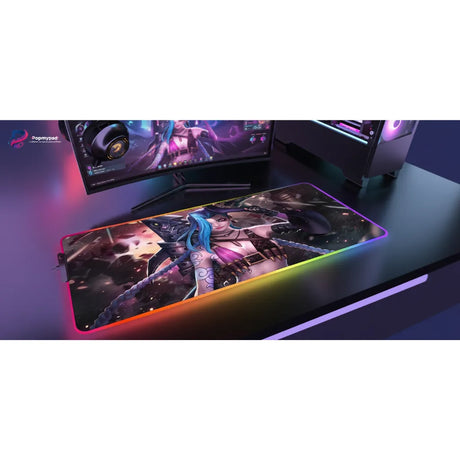 Tapis de Souris Gamer Jinx - League of Legends  Édition Collector Art sur un bureau avec un ordinateur gaming.