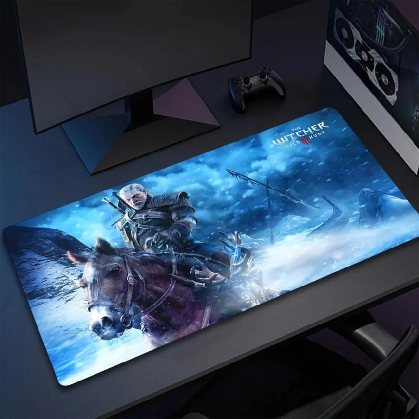 Tapis de Souris Gamer The Witcher - Édition Geralt & Ablette XXL sur un bureau avec Geralt de Riv en action.