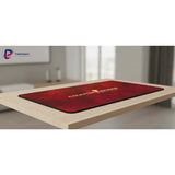 Tapis de Souris Gaming Counter-Strike CSGO - Édition Crimson Gold sur un bureau moderne avec un fond lumineux.