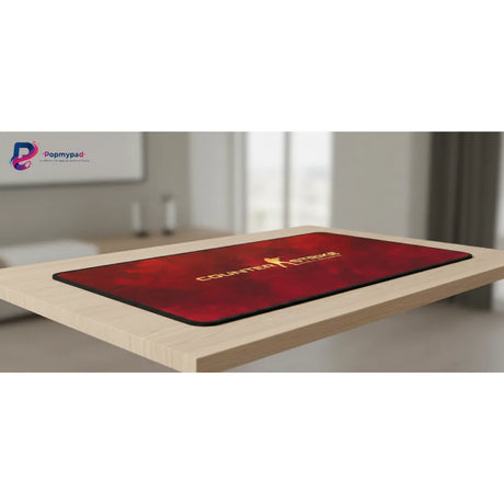 Tapis de Souris Gaming Counter-Strike CSGO - Édition Crimson Gold sur un bureau moderne avec un fond lumineux.